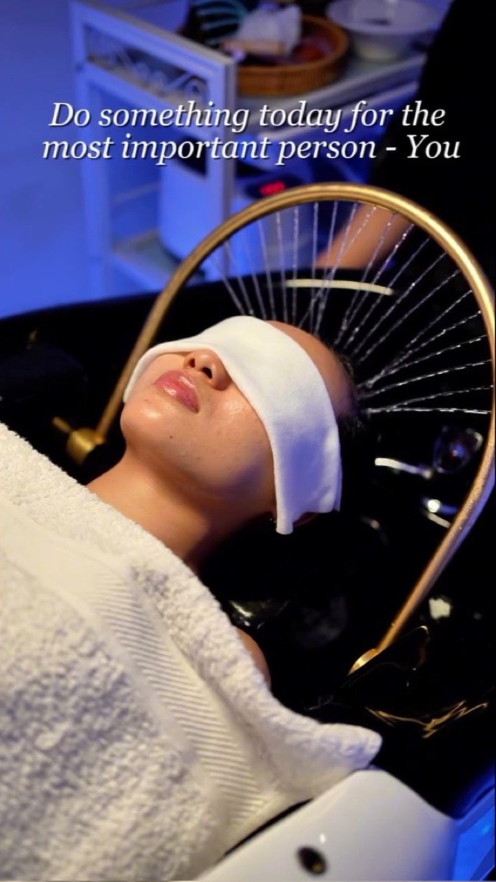 Facial therapy under the lights