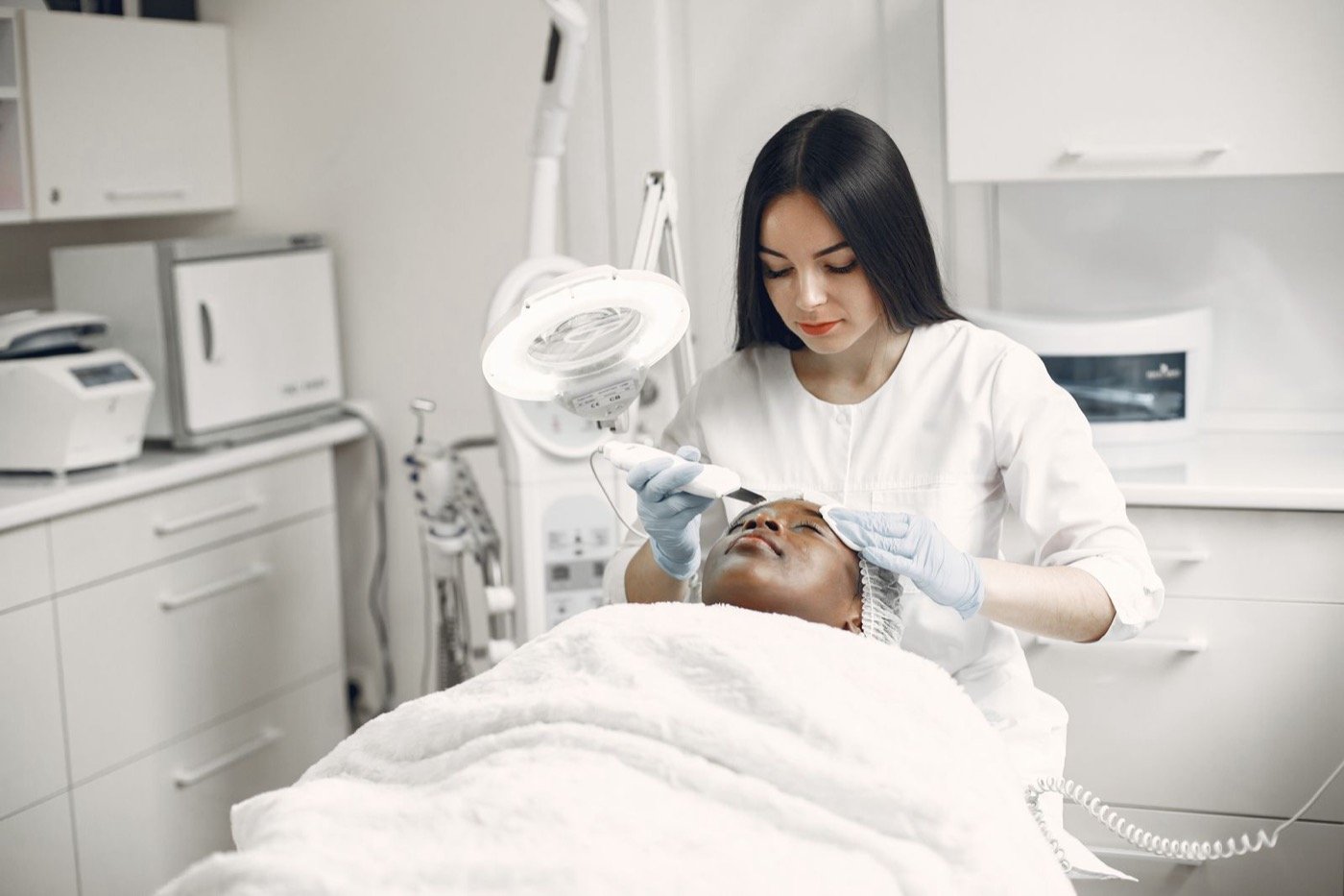 A clean-up and extraction treatment under a professional lamp at Plum & Sugar